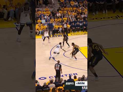 Julius Randle muscles his way in for the bucket!