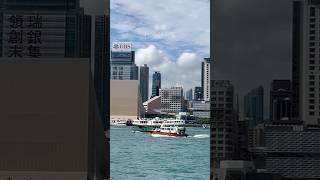 不来香港是遗憾。来了是震撼。蓝天白云下的维港真的美爆啦！#维多利亚港 #香港旅游攻略 #东方之珠香港 #香港必打卡景点盘点 #香港citywalk