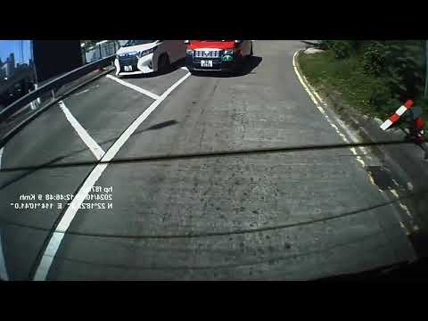 失驚無神會有架車喺右手面出現，係唔係咁急呀 TS 6746 (影線扒頭，cut 雙白 )
