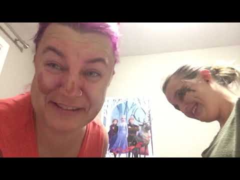 Blindfolded make up challenge ! But we just closed our 👀