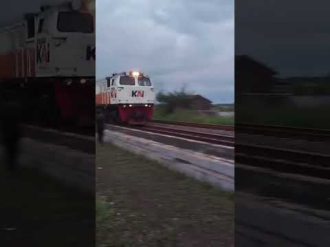 Kagetnya #trainvibes #keretaapiindonesia #suasanaindonesia #trainspotting #railwayvibes #fypシ゚viral