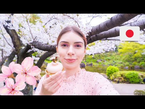 Mă plimb singură printre cireșii înfloriți din Tokyo