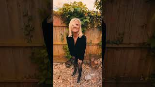 Dolly Bird 💃🏻 Know This Mature Woman Over 50 Bio, Wiki, and Facts NOW!