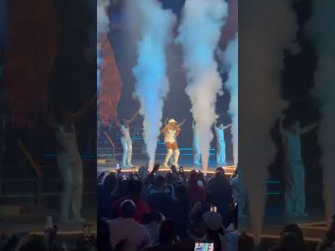 Crowd goes wild #rnb #concert #orlando #celebrity
