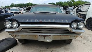 1964 年型フォード サンダーバードの廃品置き場発見。トランクにお宝が眠っているかも？