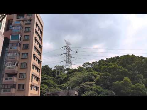 淡水區台電每年例行工作：清洗高壓電塔的礙子。