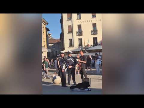 VIGILI CACCIANO VIA UN GIOVANE VIOLINISTA MA LA GENTE PROTESTA E GUARDATE CHE SUCCEDE!!