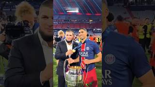 حكيمي يحتفل باللقب مع بطل UFC حبيب