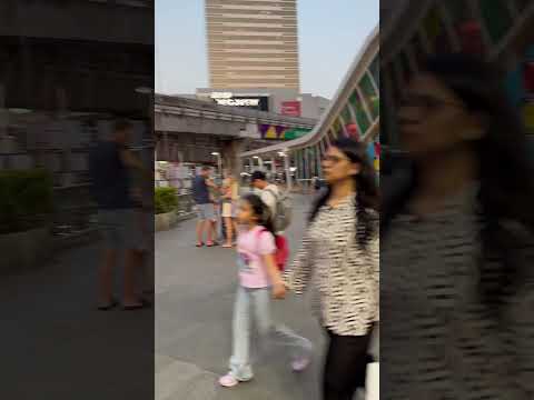 Great evening atmosphere in front of MBK center Mall Siam #bangkok #mbk