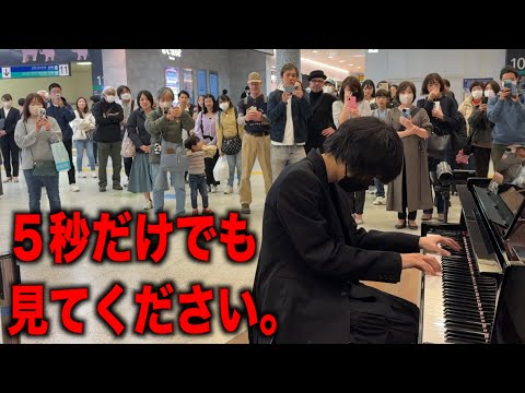 A pianist’s performance brings passersby to tears.