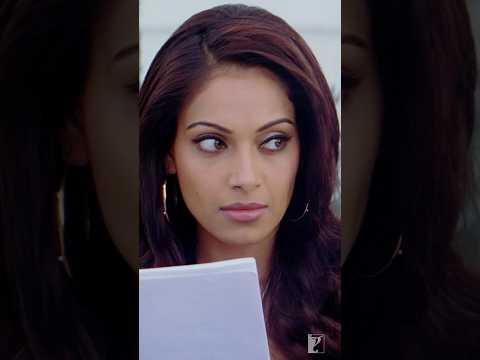 It’s giving ‘main character energy’ | #SmallTownGirl | #BachnaAeHaseeno | #RanbirKapoor #BipashaBasu