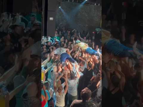 Crowd surfin n d1nk j3rkin w/ @andyfrasco 👸🏼🏄‍♂️