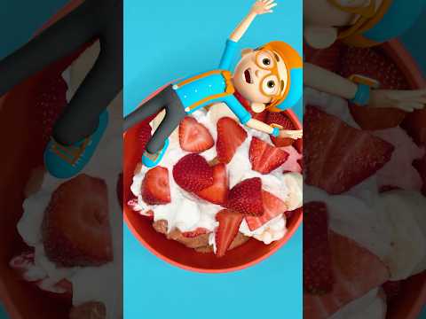 Let's add some STRAWBERRIES 🍓 to an Ice Cream🍦 SUNDAE! Easy ☀️ Summer Snacks! #shorts