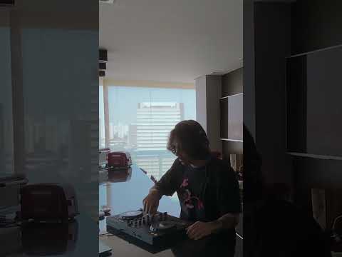 DJ HITS THE BASS HARD IT MOANS #housemusiccommunity