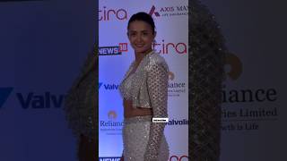 Surveen Chawla looks so stunning🔥🤍in white outfit on #ShowshaReelAwards 2025| Bollywood1cine