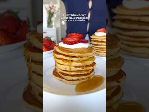 High-protein Strawberry Cheesecake Pancakes😍 #highprotein #healthybreakfast #pancakes
