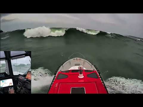 Big waves hitting Interceptor 60 pilot boat 'Murshid'