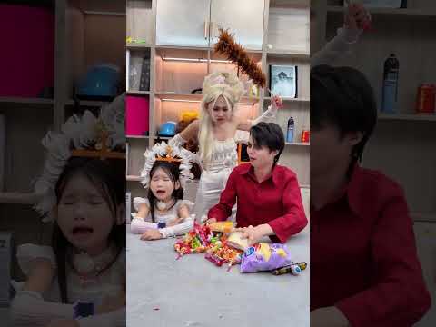小丑抢了小天使的零食。#小丑 #天使 #超人不会飞 #shorts
