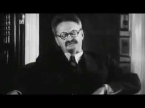 Троцкий читает свою же книгу
