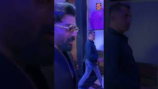 EXCLUSIVE | Madhavan & Shraddha Kapoor Share A Warm Embrace Behind The Scenes At SHOWSHA Reel Awards