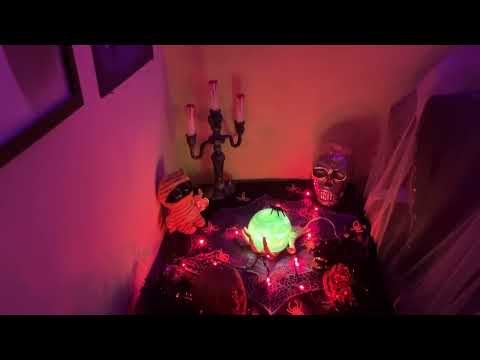 I just couldn’t wait to decorate for Halloween so here’s my room this year! 🍂🍁🎃💀👻￼