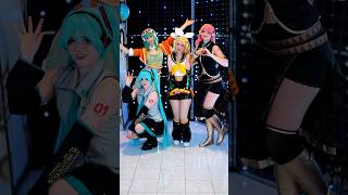 Vocaloid cosplays?? In 2024?? 👀🎶✨ w/ @prototype_fox @halcybella @Dajackies  at Dreamscapes