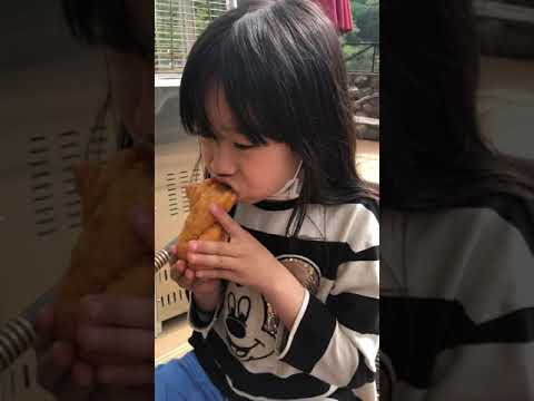 동네 카페 루프탑에서 꽈배기 먹는 귀요미들