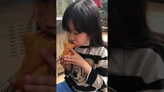 동네 카페 루프탑에서 꽈배기 먹는 귀요미들