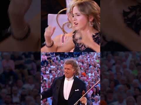 Double the screens, double the fun! Check out this split-screen video of Emma Kok singing Voilà!