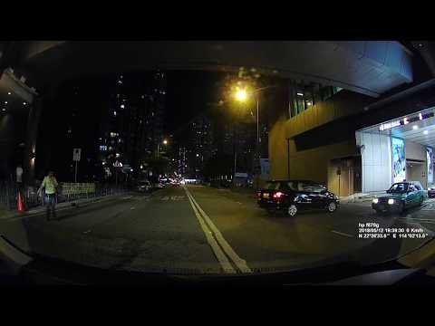 車 Cam: 排隊入停車場都要睇路，撞咗是商場(Yoho Mall) 錯定司機錯呢？
