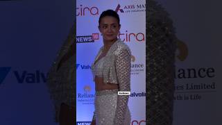 Surveen Chawla looks so stunning🔥🤍in white outfit on #ShowshaReelAwards 2025| Fillmyzillashorts