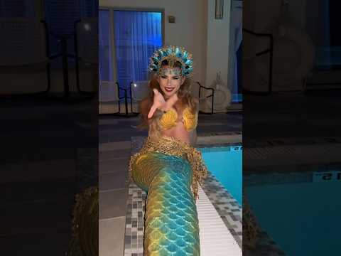 Mermaids definitely have more fun! 🧜🏽‍♀️ #professionalmermaid #mermaid #mermaidlife