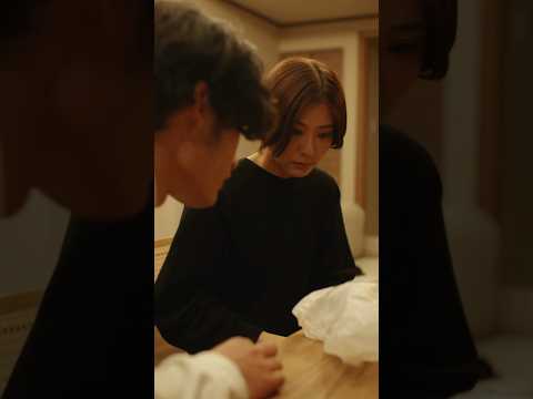 え、なんで？ 友人と夫が全く同じお土産を…#続きはbumpで #ショートドラマ #不倫 #ダウトコール