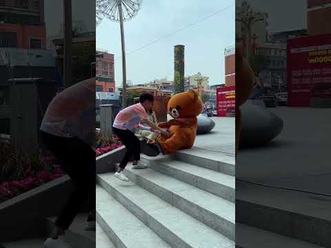 इस दुनिया में आराम से रह भी नहीं सकते 🤣🤣 #publicprank #publicplaceprank