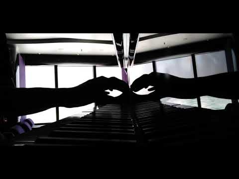 Improvvisazione sul pianoforte della msc meraviglia