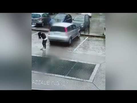 GUARDATE IN CHE MODO SUBDOLO STANNO TRUFFANDO GLI ANZIANI CON LA MACCHINA!!