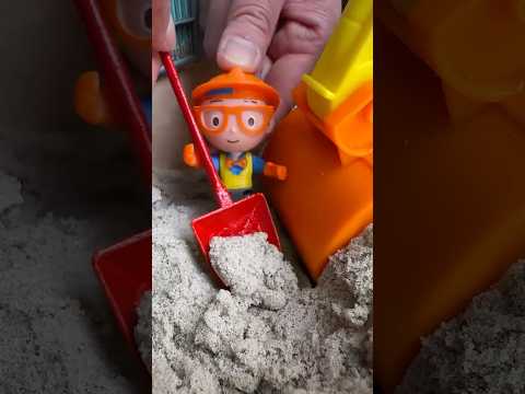 Hurry Blippi👷! Dig up the Hidden Construction Vehicle before it's too late🏖️! #blippi #shorts
