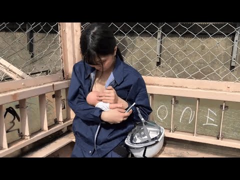 寒空の下、我が子のグズつきをあやす女大工　#女大工 #建築女子 #建築女子 #建設女子 #土方