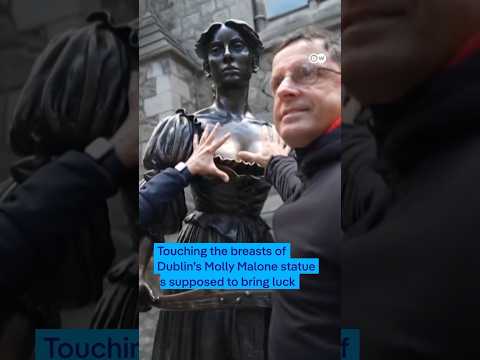 Hands off Molly Malone's décolleté!