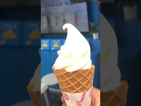 沖縄旅行！国際通りで食べ歩きソフトクリーム #shorts