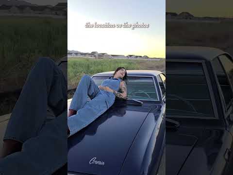 your sign to shoot with a vintage car 🚗📸 #photoshoot #photography #portraitphotography