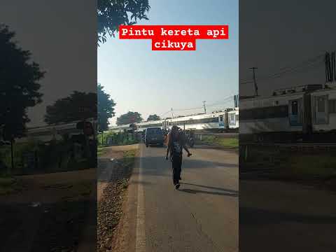 perlintasan kereta api cikuya di sore hari