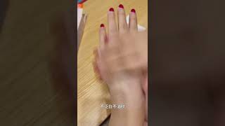 在泰国那么一年四季的太阳，用了无数防晒，最近一直用的这款不得不分享给大家，真的很不错。三个颜色各有所长，我一般自己回购白色款。大家可以有兴趣去看看，好多地方都有哦！ #泰国防晒霜推荐 #泰国屈臣氏必买