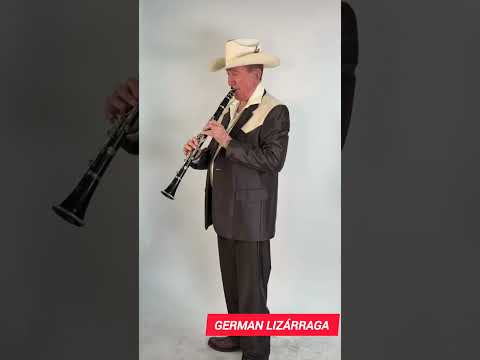 Germán Lizarraga tocando el clarinete