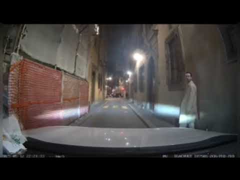 QUELLO CHE FA QUESTO TASSISTA È DA APPLAUSI A SCENA APERTA!!