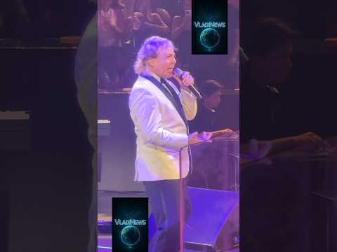 Cristian Castro lights up the stage with his "Gallito Feliz" and sensual hip movements.