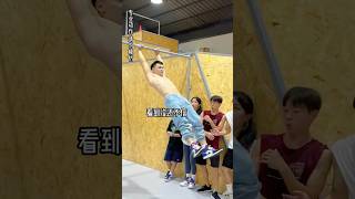 🏃‍♂️竟然还敢跑来踢馆？#跑酷 #极限运动 #这操作都看傻了 #搞笑