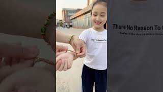 孩子们的快乐就是这么简单，端午节正好碰上儿童节，一定要去给孩子安排上这个端午节手链，寓意祈福纳吉、幸福安康，大人小孩都可以戴#端午节 #端午节手链五彩绳 #端午节安康
