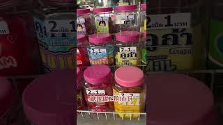 #泰国 #泰国生活 #曼谷美食 泰國人的購物天堂其實就在生活周遭最常見的雜貨店🇹🇭簡單快速又方便可以買到的零食日用品零食餅乾飲料糖果最便宜1泰銖到5泰銖不等好便宜啊🚀