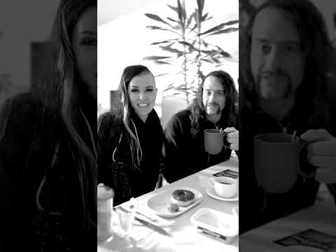 Anna von #LeagueOfDistortion mit Malik beim Frühstück 🥣 Tickets zur Tour auf https://bnds.us/fqncnb